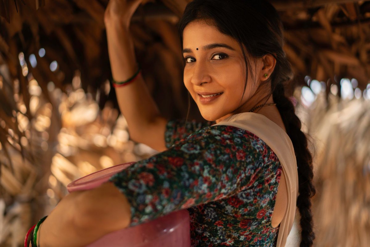 Take a look at #SakshiAgarwal 's latest photoshoot pictures for #TamilNewYear ,depicting the simplicity and culture of the natives. 🌸✨ @ssakshiagarwal @RIAZtheboss @V4UTALENTS @V4umedia_