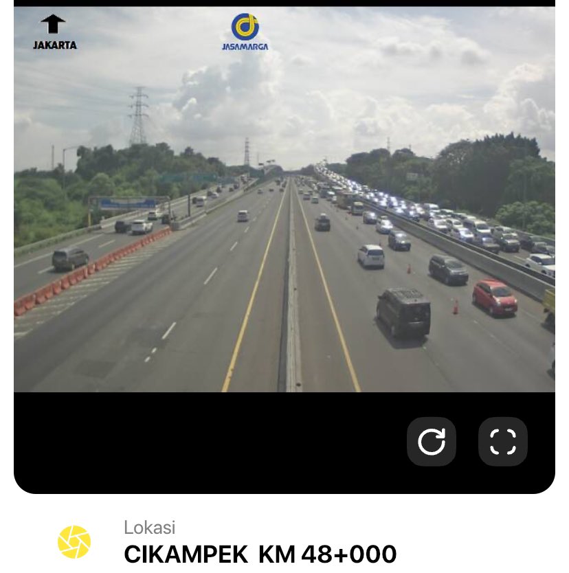 bnnyhryno's tweet photo. Gimana nggak mau macet, contra flow dari 3 jalur trus di perkecil menjadi 2 jalur. Lihat perbedaan dari cctv km 48 dan 48+500. @PTJASAMARGA . Jalur aslinya malah lancar banget. https://t.co/GbtSQPKHzJ