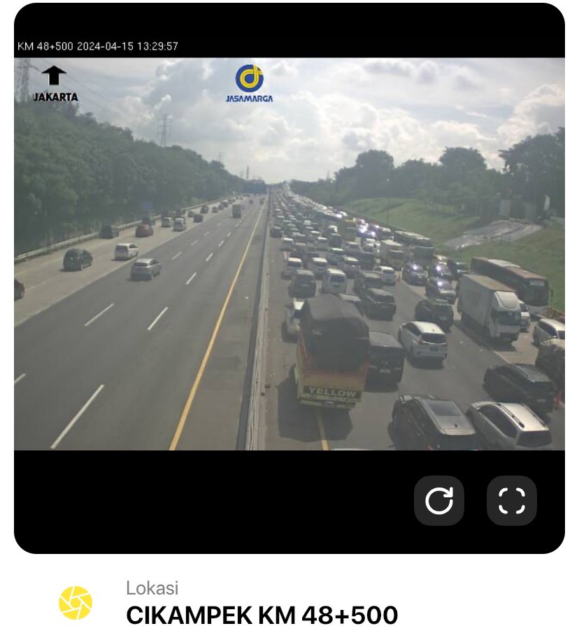 bnnyhryno's tweet photo. Gimana nggak mau macet, contra flow dari 3 jalur trus di perkecil menjadi 2 jalur. Lihat perbedaan dari cctv km 48 dan 48+500. @PTJASAMARGA . Jalur aslinya malah lancar banget. https://t.co/GbtSQPKHzJ