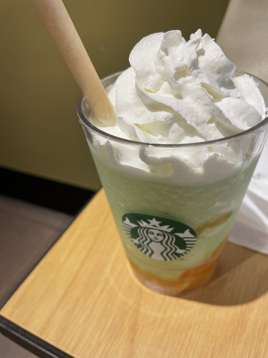 miminekoya's tweet photo. 滅多に行かないスタバで、さらに滅多に頼まない冷たいドリンクを頼み、ストローの感触に驚く・・・！

ごほーびメロンは美味しかった！

けど、ストローの感触にいつか慣れる日が来るんだろうか？😅 https://t.co/axlMwdl60I
