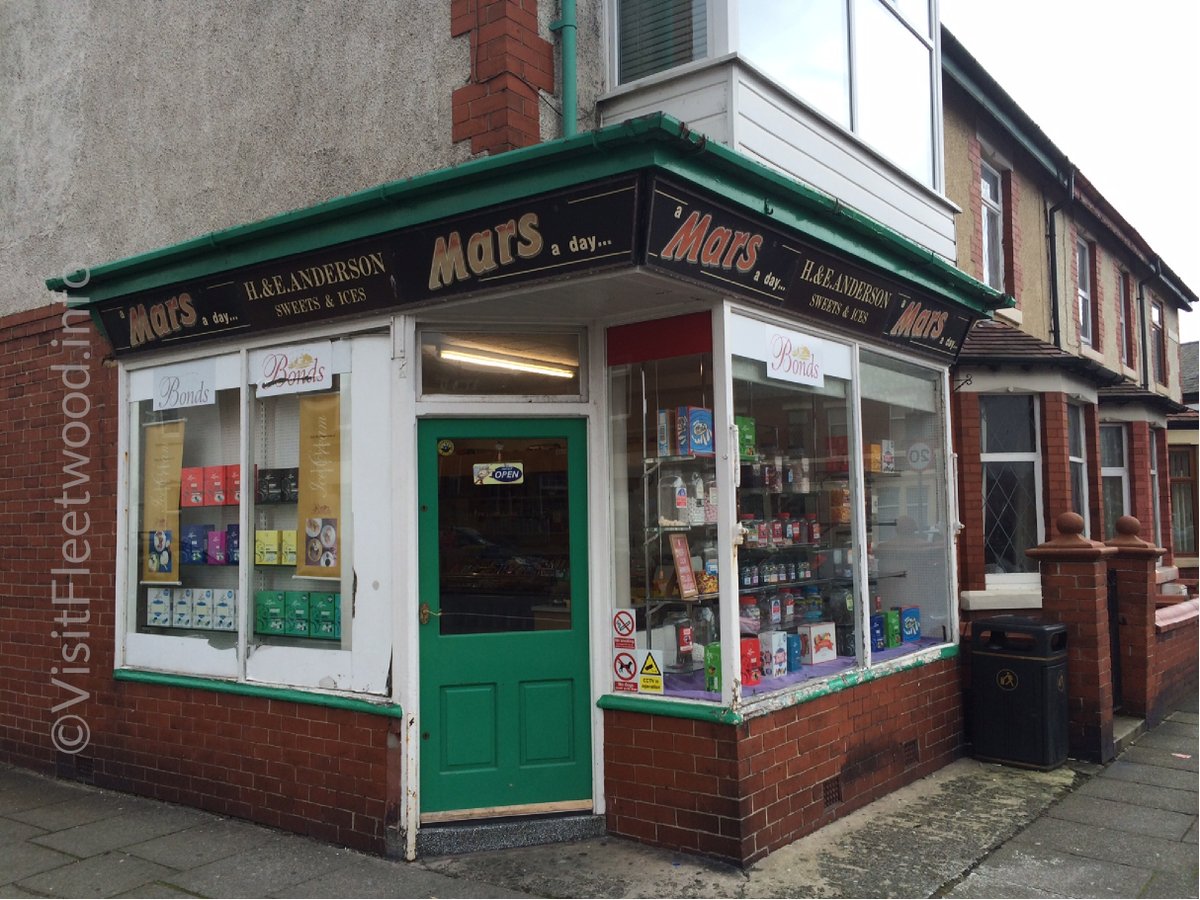 📅 #ONTHISDAY On 17 April 2015 a small crowd gathered at Blakiston Street for the unveiling of a Blue Plaque to mark 'The home of the original Rimmer's - parched peas and vimto lollies well loved by generations of Fleetwood residents.' 👀Relive a legend👉bit.ly/rimmers