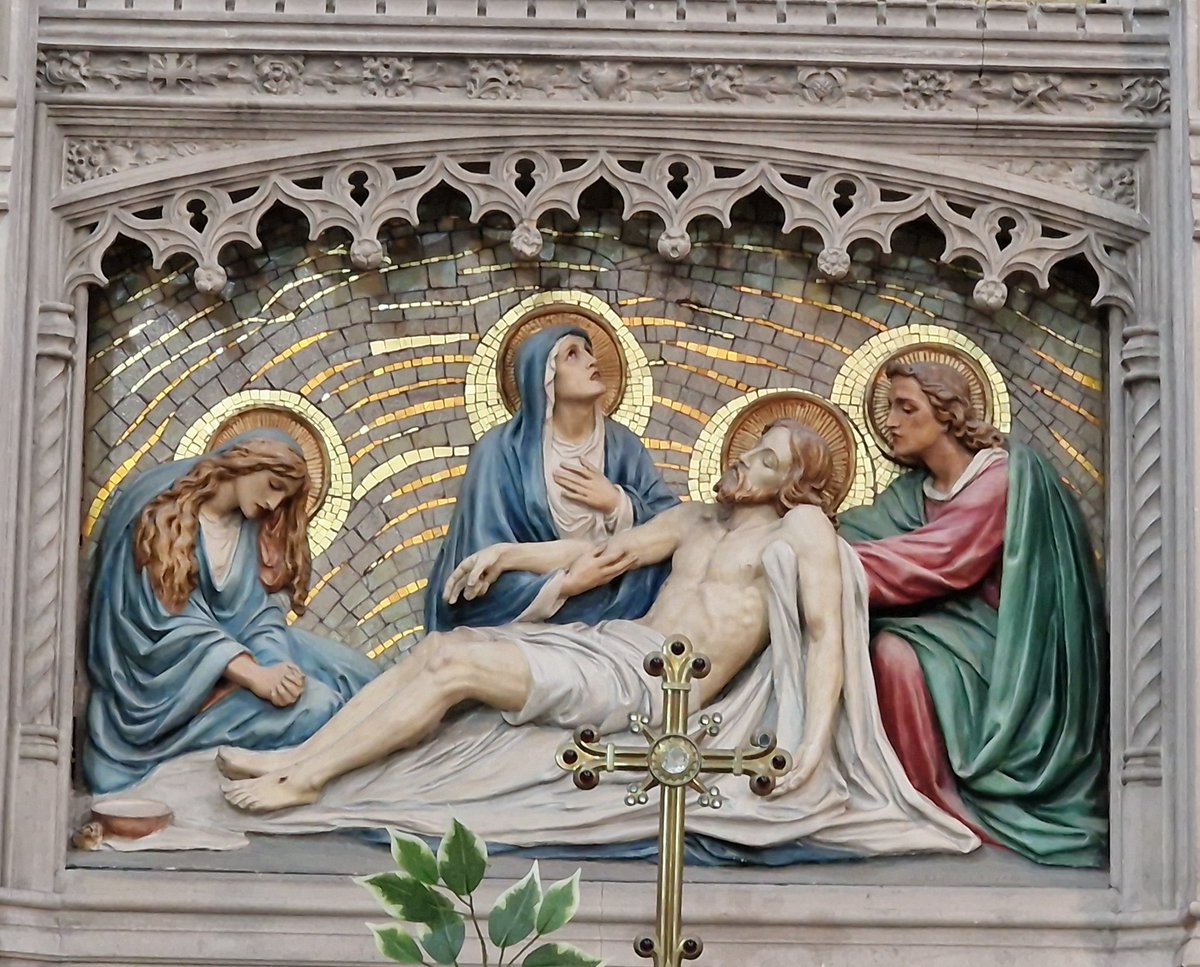 For #MosaicMonday, this pieta is part of the reredos in Exmouth, #Devon, an addition to Fellowes Prynne's restoration in 1913, designed by him and made by H H Martyn of #Cheltenham. Unusual to see a pieta on a reredos? Confess I find the mosaic the most exciting part of this! 1/2