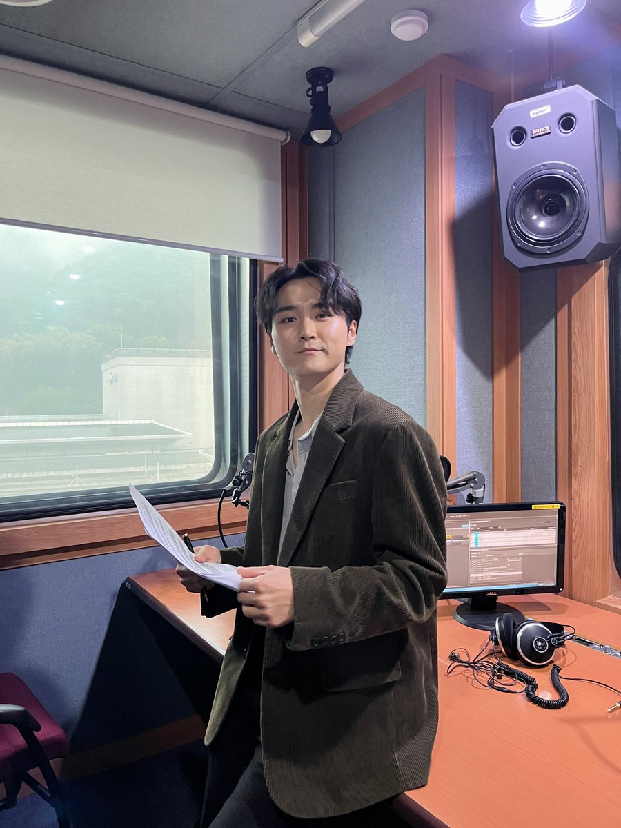 evermore_ent's tweet photo. [#AIVAN]
DJ 아이반과 함께하는 #SUPER_KPOP 에서 만나요👋

비가 추적추적 내리고..🌧
우울할 때는 아이반과 함께 하루를🤗

▶ https://t.co/MPUHyCSV95 

#AIVAN #아이반
#SUPER_KPOP https://t.co/ep5H24jnJp