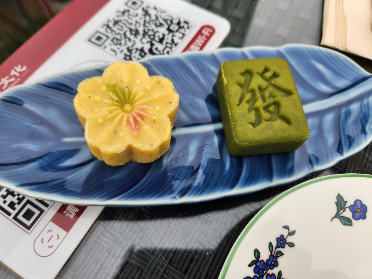 LetChinese's tweet photo. When #coffee blends with osmanthus and cinnamon, it exudes a distinct Chinese flair.🥮The #dessert's design evokes a sense of #spring, crafted with techniques passed down for centuries. Do you fancy such a tea break? #TeaTimeTales #chinesefood #mondaythoughts #lifestyle #sunday☕️ https://t.co/Wnp8k7Kc0V