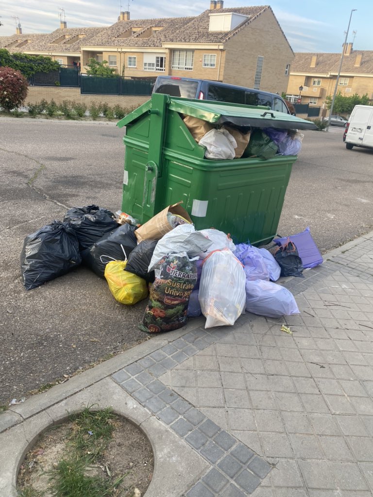 Kalbo_88's tweet photo. @Arroyomolinos necesitamos más contenedores de basura en la zona de chalets de Zarzalejo. Tenemos prácticamente el mismo número que hace 15 años cuando se entregaron los primeros chalets y ahora hay más del doble de vecinos https://t.co/8sm35QCNRP
