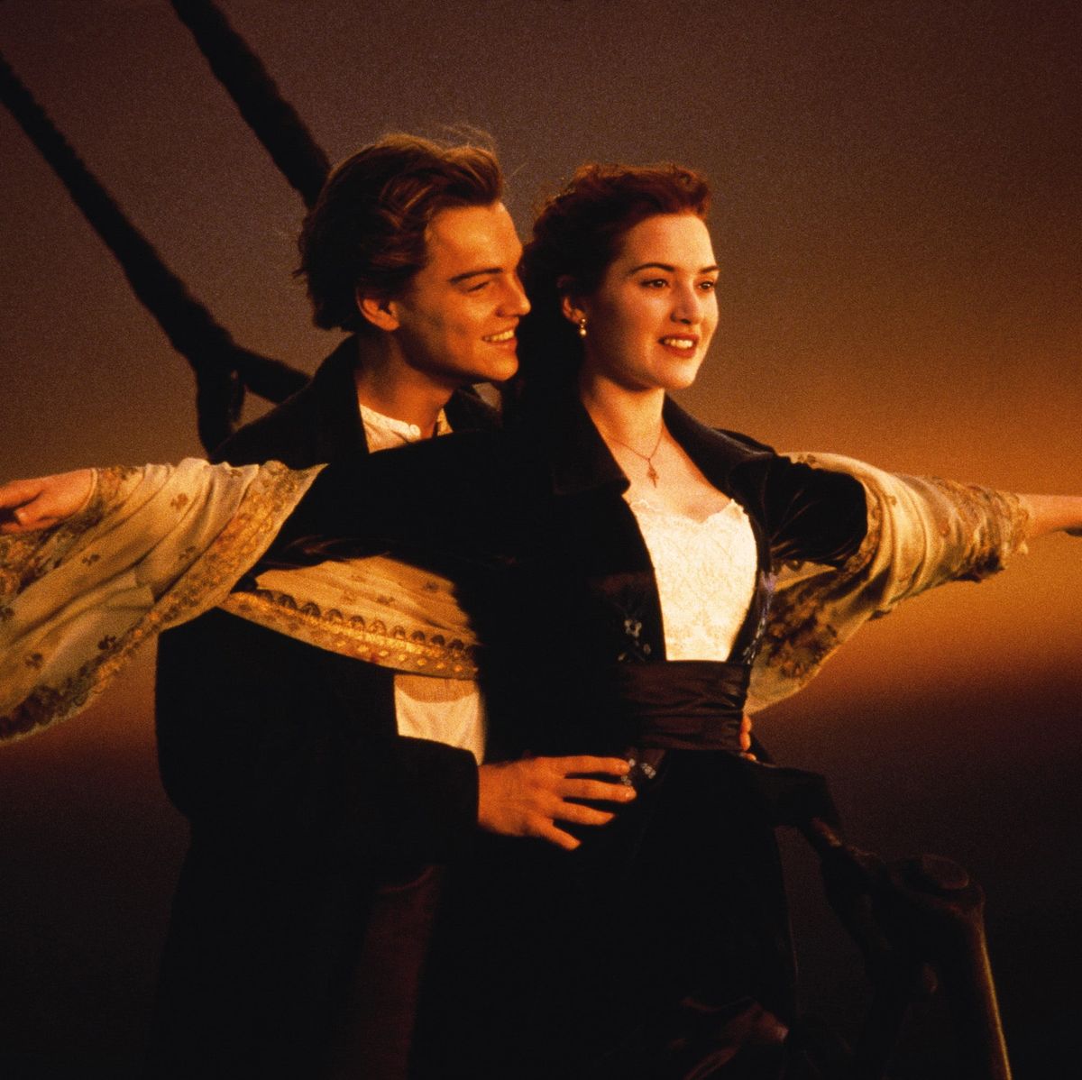 BeyondTheFakeOF's tweet photo. 26 años de "Titanic" (1997) - Dirigida por James Cameron y protagonizada por Leonardo DiCaprio y Kate Winslet.

#Titanic #LeonardoDiCaprio #KateWinslet #JamesCameron #Cinema https://t.co/MGBkbxQII4