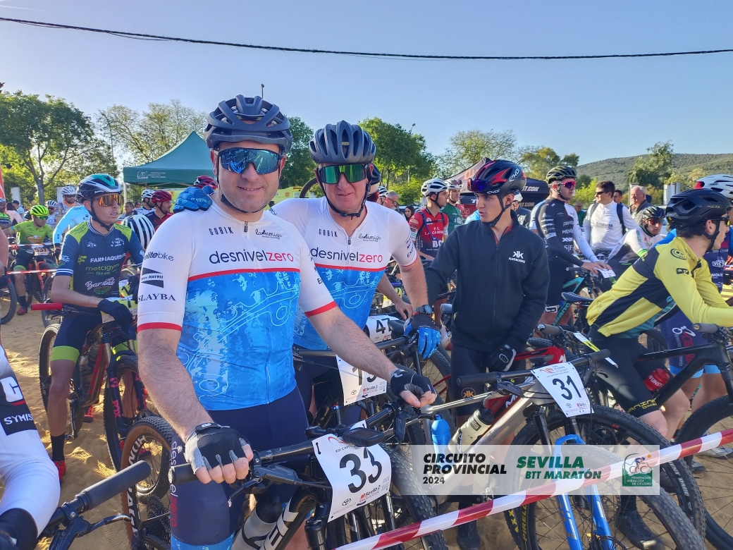 FACiclismo's tweet photo. 📸🚵‍♀️🚵‍♂️Galería de fotos de la 'XIII Maratón Capitana Javi Cabeza' celebrada el sábado y valedera para el #CircuitoSevillaBTTMaraton
▶️https://t.co/BqOHsSwUbm
#CopaEspañaMaraton https://t.co/e3lv3GaBJA