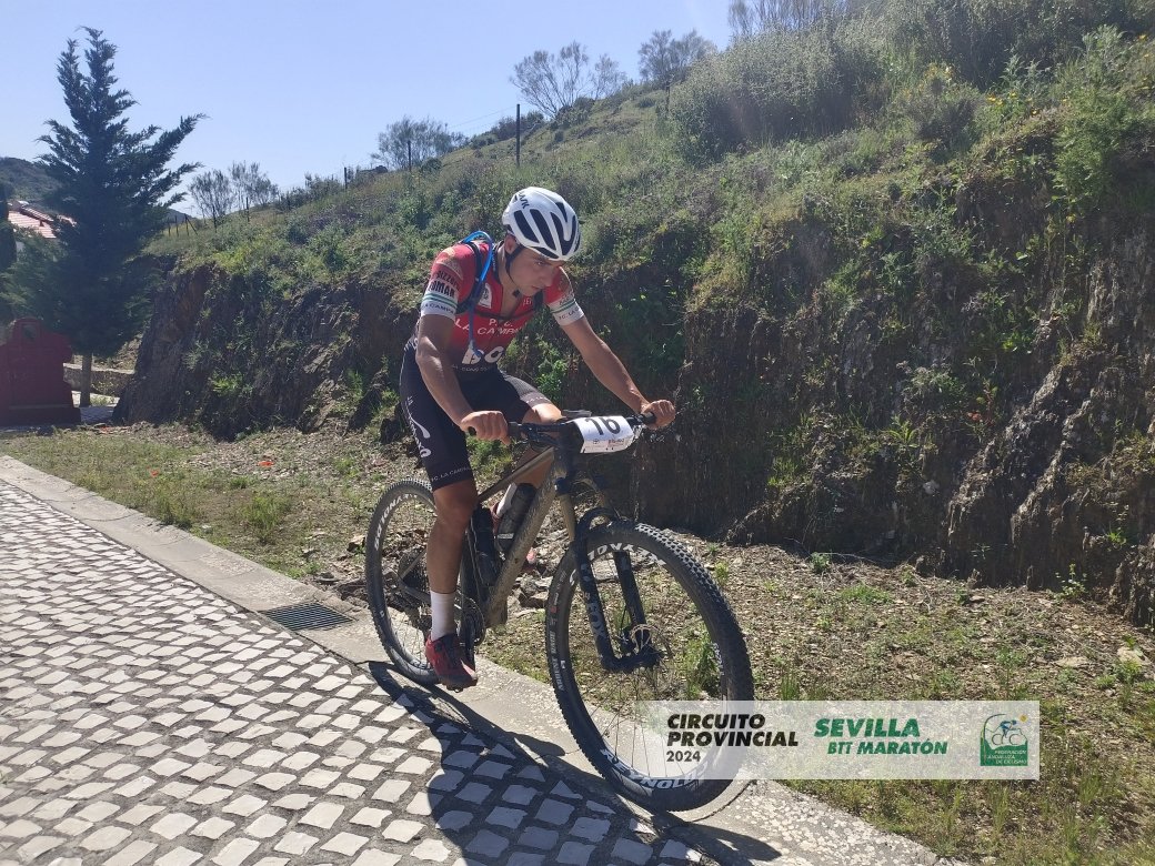 FACiclismo's tweet photo. 📸🚵‍♀️🚵‍♂️Galería de fotos de la 'XIII Maratón Capitana Javi Cabeza' celebrada el sábado y valedera para el #CircuitoSevillaBTTMaraton
▶️https://t.co/BqOHsSwUbm
#CopaEspañaMaraton https://t.co/e3lv3GaBJA