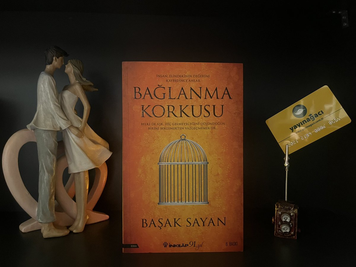 📌 Başak Sayan - Bağlanma Korkusu İnsan bir ömür birini bekleyebilir mi? Seni tanımadan önce sorulsaydı bana, hayır derdim. Ama hayat insanı hep inanmadıkları ile sınarmış. Seni beklerken sonsuz gelen dakikaları, saatleri, yılları saydım ben tek tek. Kim bilir belki de beni…