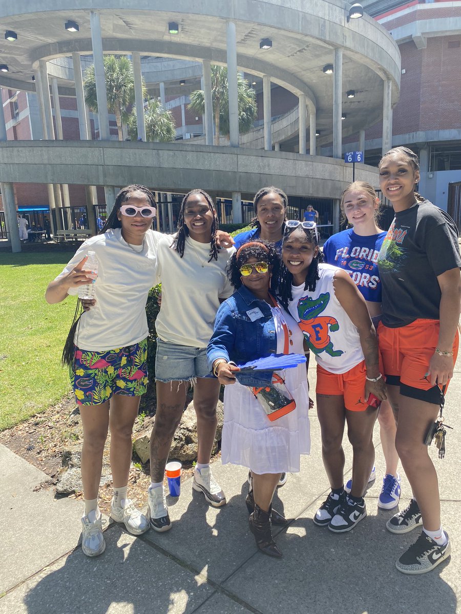 lovepla27's tweet photo. @UF_Basketball1 
Yes yes🪭🪭 Lady Gator at spring game with Auntie!! https://t.co/5CyeoNHOIv