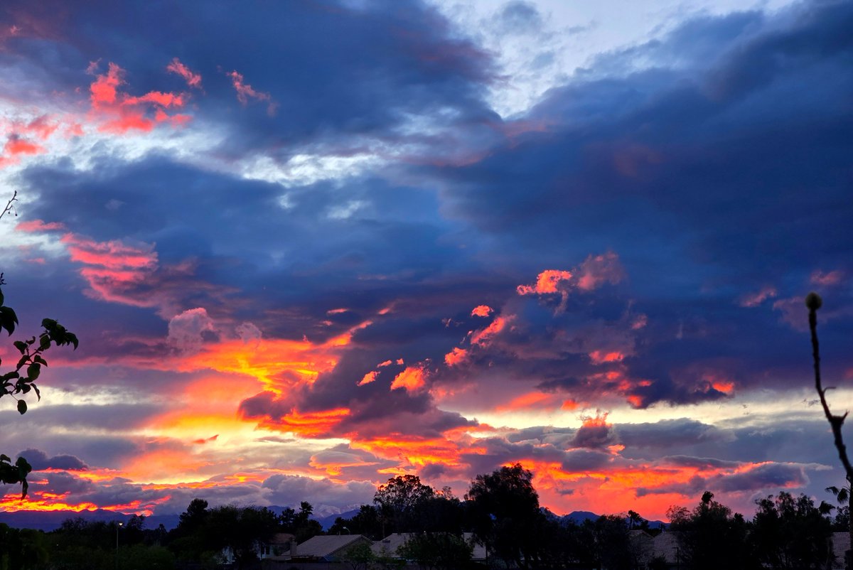 It's a beautiful evening sky tonight in Vegas.