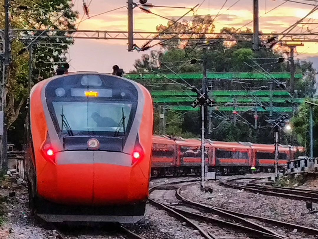 🌄Early in the morning Ajmer Chandigarh Vande Bharat Express 20977 departed from Ajmer <a href="/DrmAjmer/">DRM AJMER</a> <a href="/NWRailways/">North Western Railway</a> <a href="/RailMinIndia/">Ministry of Railways</a>