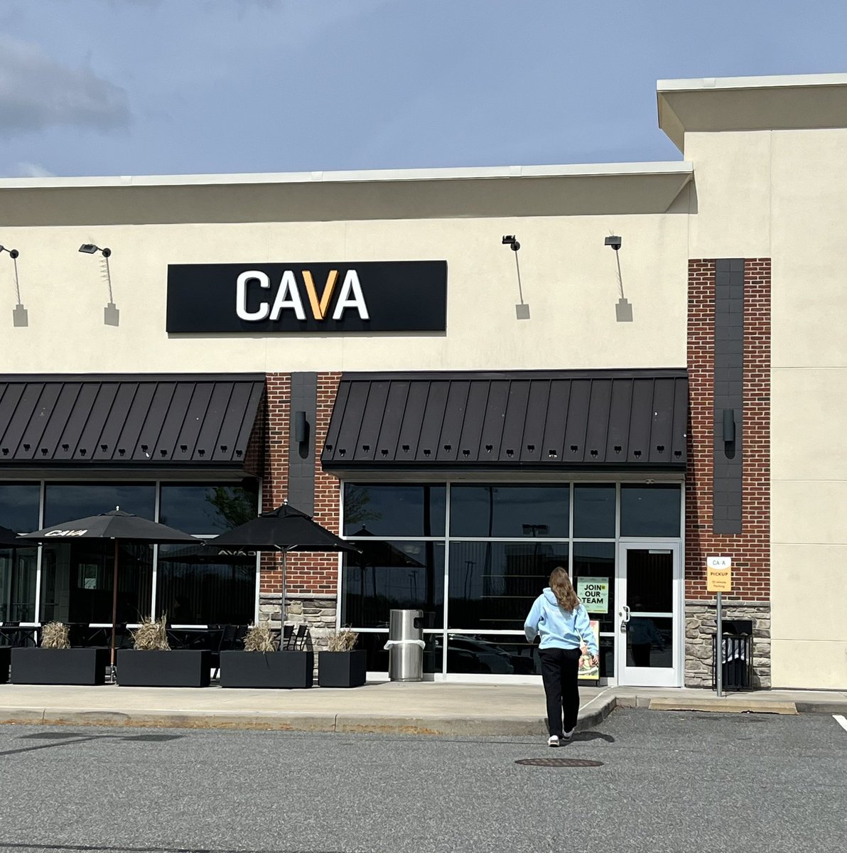 It was a quick 36 hours down and back to Delaware for senior Cole who played in her last ADK travel tourney. 😭 No action shots, but we did catch her going into her favorite stop along the way!💜🏑💛🥗