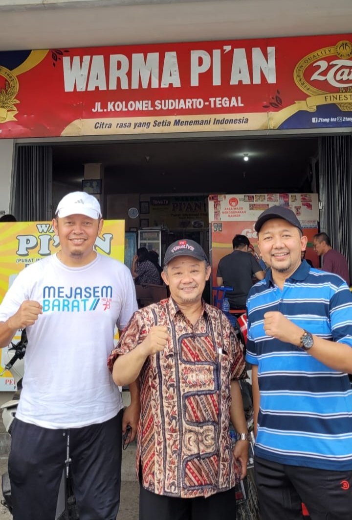 Kuliner di Warung Legensaris di Kota Tegal. Berdiri sejak 1926.
