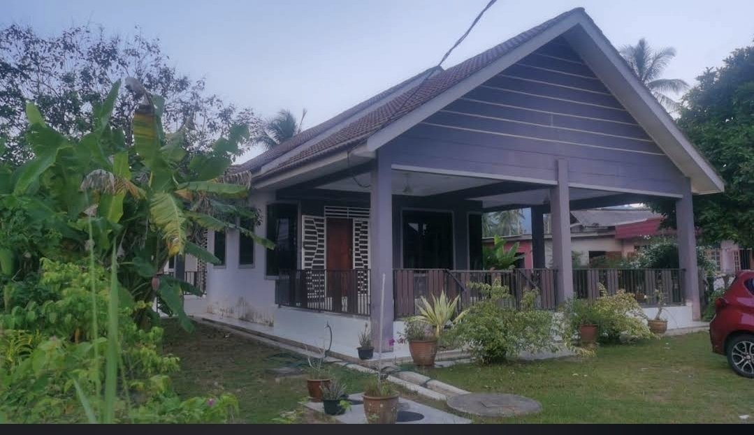 naimbinzaini's tweet photo. Ni aku share pengalaman parent aku sendiri yg dah buat rumah dekat kampung.

Pelan asal nak jadikan rumah pencen utk duduk kat rumah ni dgn ayah aku. Buat rumah guna duit KWSP lepas umur cecah 55 tahun.

Ayah aku yg design pelan rumah. Lepas rumah siap, ayah aku dpt la rasmikan. Buat majlis kesyukuran utk masuk rumah.

Tahun 2018 ayah aku meninggal. Lepas ayah aku meninggal, perancangan utk pindah kampung terpaksa dibatalkan. Yela, takkan mak aku nk duduk sorang² kan? Jatuh dlm bilik air nanti siapa pulak nak bantu.

Aku selaku anak lelaki sulung ambil tanggungjawab jaga mak aku. Kami adik beradik pun mmg tak setuju mak tinggal seorang diri kt kampung sebab hati tak tenang nanti.

Biar mak kita sentiasa ada depan mata kita. Dari segi kesihatan, syukurlah mak aku ni takde masalah 3 serangkai. Cuma ada masalah kolesterol tinggi.

Tmpt tinggal kami skrg ni dekat dgn fasiliti hospital & klinik kesihatan. Mudah utk aku uruskan mak aku. Nak check up semuanya mudah sbb dekat.

Bila mak aku duduk dgn aku, dia mudah jumpa kwn² dia. Makan minum semuanya aku uruskan. Dia sendiri pun duduk rumah penuhkan masa dgn kelas² mengaji online. Kat taman perumahan ada surau yg aktif dgn mcm² aktiviti. Mak aku tak selalu join sbb dia dh ada program lain, kalau dia free dia akan join.

Sekali sekala mak aku rindu kampung, aku la yg akan teman dia balik. Balik dua beranak je. Tapi nak maintain rumah bukan mudah. Mak aku terpaksa menggaji kontraktor yg buat rumah dia tu dgn bayaran RM500 sebulan utk uruskan rumah tu dari segi kerja² pembersihan.

Dulu masa mak aku kerja lagi, dia tak nak buat homestay. Tapi lepas dah bersara, dia sendiri berminat buat homestay. Skrg ni setiap bulan dia bayar RM500 dekat kontraktor dan RM80 tambahan setiap kali ada guest masuk.

Tapi biasalah, org lain jaga rumah kita tak mcm kita jaga sendiri. Skrg ni rumah tu hanya jadi rumah inap kami sekeluarga setiap kali balik kampung.

Nilailah sendiri kebaikan dan keburukan bina rumah kat kampung. Ambillah pengalaman mak aku sebagai pedoman. Org yg untung ialah org yg belajar drpd pengalaman org lain.