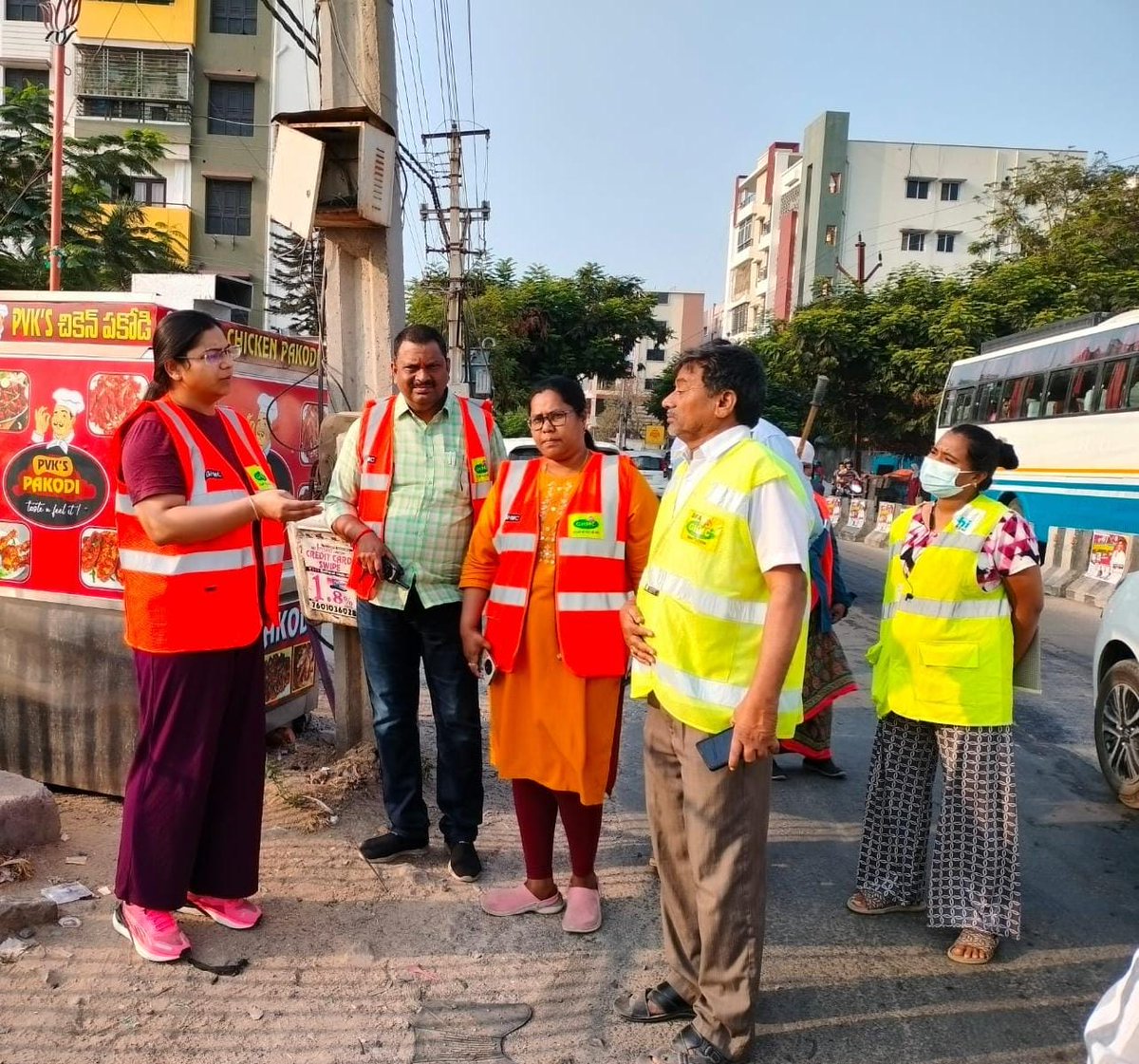 Morning inspection Visited Pragathi nagar lake area along with team. All commercial establishments are appealed to tie-up with AUTOs .No commercial shops should run without dustbins .proper disposal of waste is responsibility of one and all ! #swachkukatpally @CommissionrGHMC