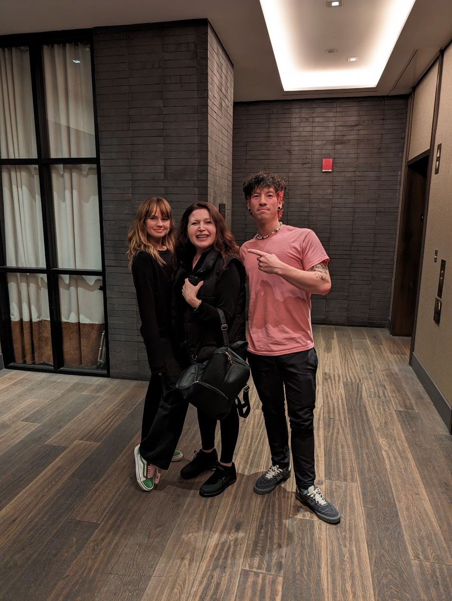 evxna's tweet photo. STOP WHY DID MY PARENTS JUST MEET JOSH ???? @twentyonepilots @joshuadun IM SCREAMING https://t.co/1lKPNp2GkX