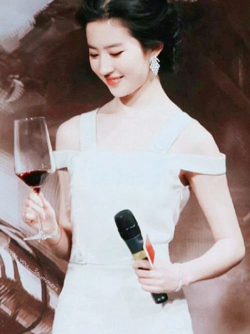 Cheers,My princess🍷  @yifei_cc

#LiuYifei #刘亦菲 #劉亦菲 #CrystalLiu #LưuDiệcPhi #หลิวอี้เฟย #ЛюИфэй #유역비 #リウ・イーフェイ #YifeiLiu #Mulan #花木兰 #MeetYourself #TheTaleOfRose  #ADreamOfSplendor #玫瑰的故事