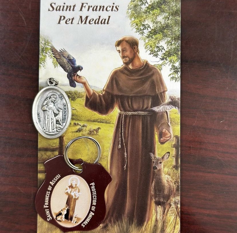 Deacon Johnston gave Bendito the Saint Francis Pet Medal! Saint Francis was born in Assisi, Umbria, Italy, in 1181, and died in 1226. He is the Patron Saint of animals because of the respect he gave to all God’s creatures! 🔰🐶 Benny loves it Deacon Johnston! Thank you!