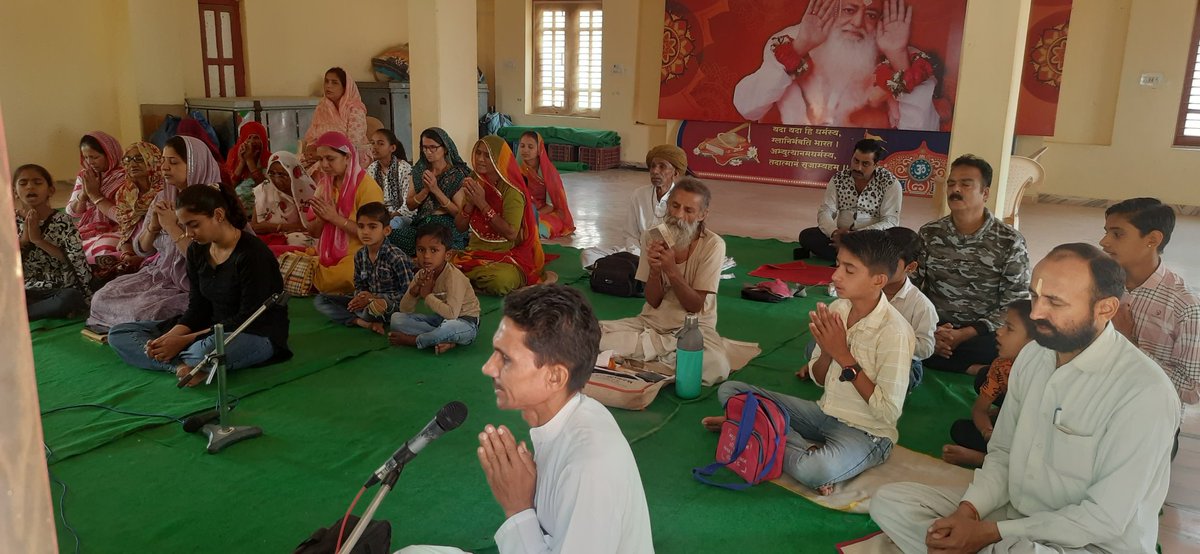 Sant Shri Asharamji Bapu की पावन प्रेरणा से बाड़मेर आश्रम में रविवार को सत्संग कार्यक्रम आयोजित किया गया।

सत्संग में बताया गया Navratri के अंतिम तीन दिन व्रत रखने से नवरात्रि का पूरा फल मिलता है।
 
Last 3 Days Fasting Is Must 
#ShaktiKiUpasna !