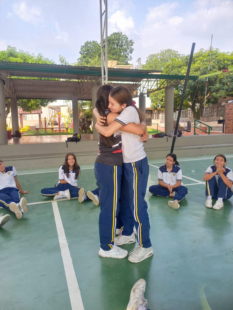 YeseniaDel15's tweet photo. #practicaspsicologiaSISSUimpactandocomunidades Quinto acercamiento con la comunidad Legions Voley Club donde se desarrolló la actividad "Meditación" se trabajo el fortalecimiento de la autoestima, la confianza y la fuerza emocional.

@ElOIRdelaRegion

@BlancoNatalia10 https://t.co/uxV6BmZJ6X