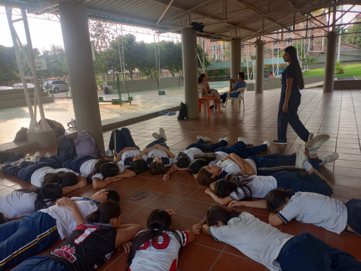 YeseniaDel15's tweet photo. #practicaspsicologiaSISSUimpactandocomunidades Quinto acercamiento con la comunidad Legions Voley Club donde se desarrolló la actividad "Meditación" se trabajo el fortalecimiento de la autoestima, la confianza y la fuerza emocional.

@ElOIRdelaRegion

@BlancoNatalia10 https://t.co/uxV6BmZJ6X