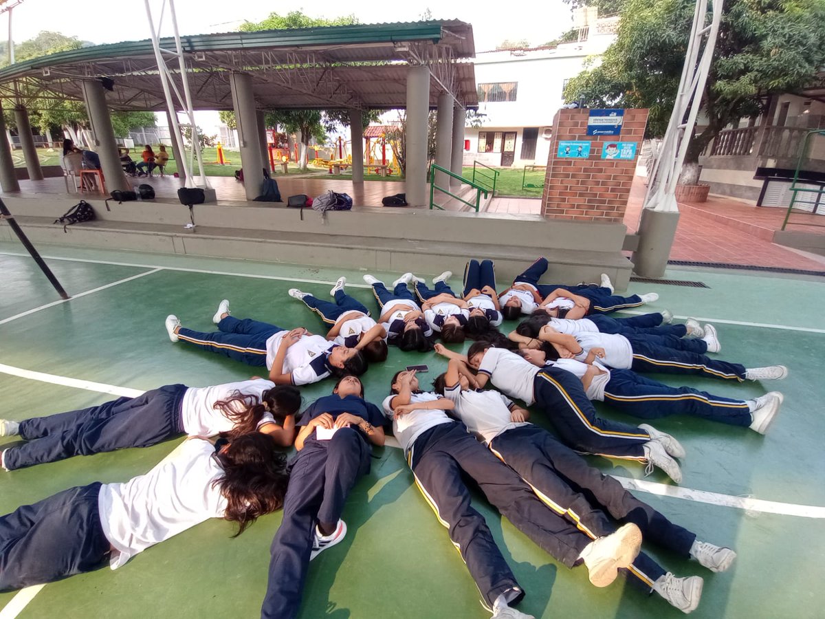 YeseniaDel15's tweet photo. #practicaspsicologiaSISSUimpactandocomunidades Quinto acercamiento con la comunidad Legions Voley Club donde se desarrolló la actividad "Meditación" se trabajo el fortalecimiento de la autoestima, la confianza y la fuerza emocional.

@ElOIRdelaRegion

@BlancoNatalia10 https://t.co/uxV6BmZJ6X