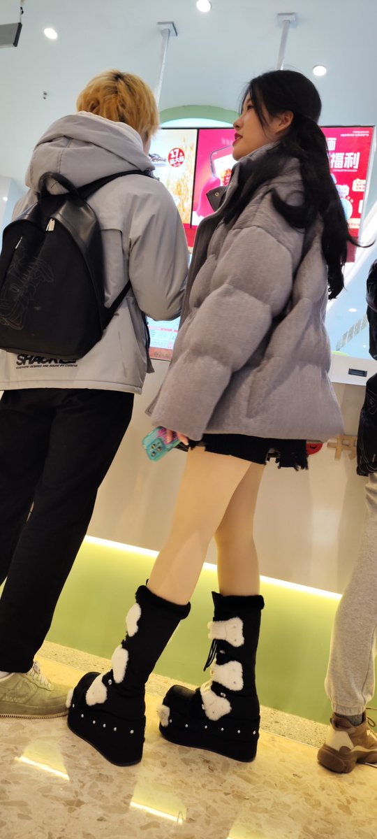 G2pG3's tweet photo. #丝袜 #街拍 #长腿 #骚女友 想顶上去 https://t.co/6dlJUbb3sI