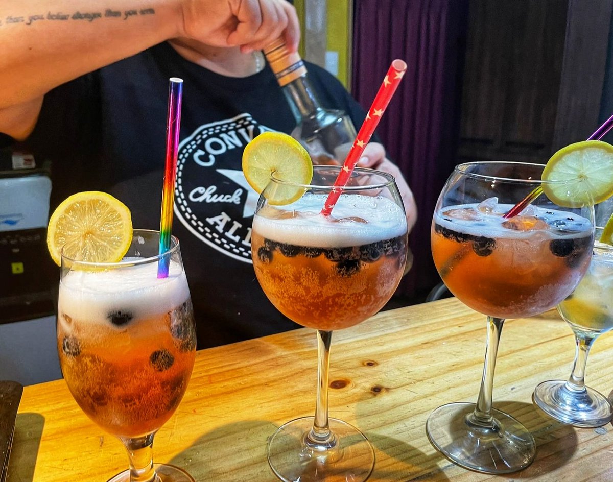 CallieMon40's tweet photo. A veces soy #bartender 🍹😌 #MiDomingo #ValdiviaCL #Ramazzoti 😜 https://t.co/uvrsBhgPmB