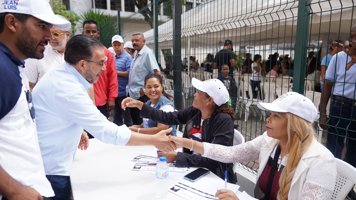 AlianzaPaisRD's tweet photo. Guillermo Moreno (@MorenoGuillermo) participa en Villa Juana, en un “Operativo Médico Preventivo” porque creemos que la salud es un derecho y no una mercancía. 

#UnSenadorEnSerio #C3DN https://t.co/imSpi6RTLd