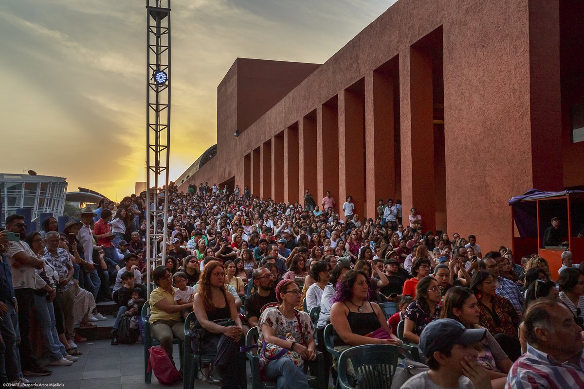 Nos cayó la tarde escuchando la impresionante arpa espacial de la italiana @KetyFusco, una celebración más por los #30AñosDelCenart 🟠🟣🟢