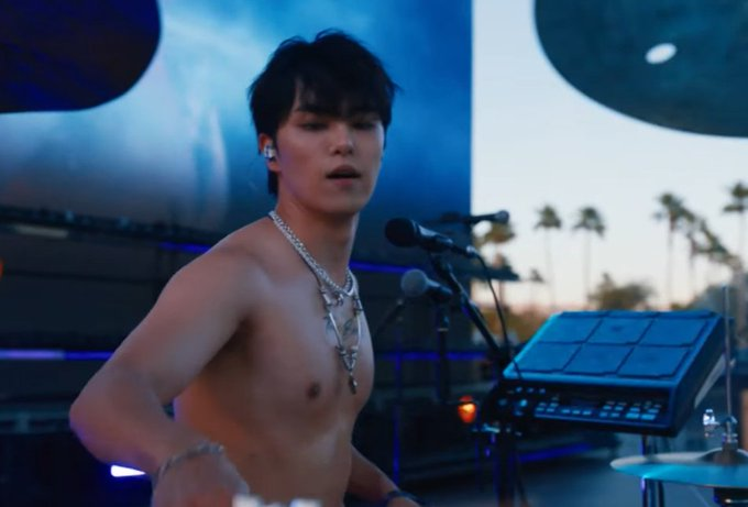 therose_gul's tweet photo. Lolla Brazil 2023                                        Coachella 2024

Festivals are doing something to The Rose ig https://t.co/Wx2OaqsLBZ