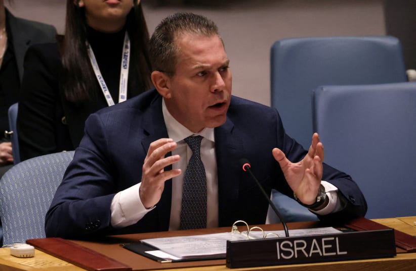 🚨 El alto representante de Israel en la ONU, Gilad Erdan, habló ante el mundo tras el ataque de Irán: 'Están desarrollando una bomba atómica'; 'El mundo necesita un Churchill, no un Chamberlain' en referencia al liderazgo de Joe Biden.