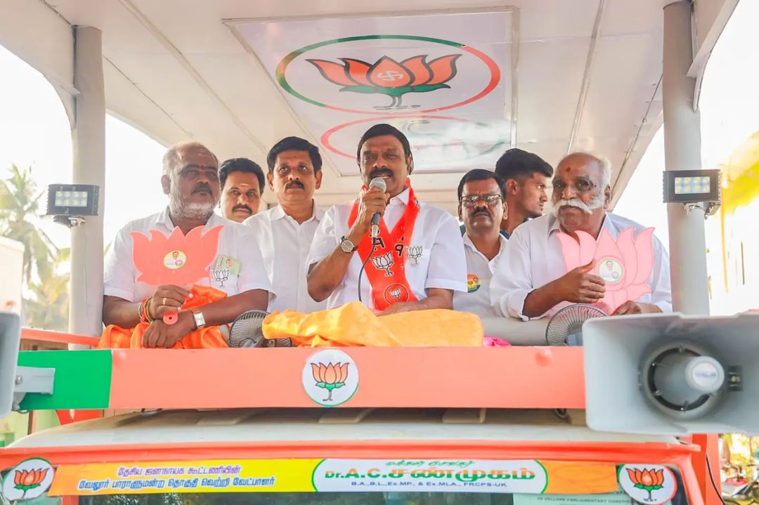 AcsArunkumar's tweet photo. நமது வெற்றி வேட்பாளர் திரு. A.C. சண்முகம் அவர்கள் இன்று மாதனூர் ஊராட்சிக்குட்பட்ட அகரம்சேரி பகுதியில் பரப்புரை மேற்கொண்டு தாமரை சின்னத்திற்கு வாக்கு சேகரித்தார்.
வாக்களிப்பீர் தாமரை சின்னத்திற்கு!!
#Vote4ACS #Vellore #ACS #புதியநீதிக்கட்சி #BJP #AMMK #PMK #Vote4BJP #acshanmugam https://t.co/A48qLqm8xM