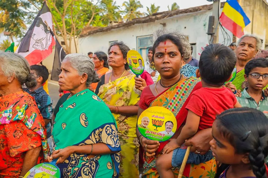 AcsArunkumar's tweet photo. நமது வெற்றி வேட்பாளர் திரு. A.C. சண்முகம் அவர்கள் இன்று மாதனூர் ஊராட்சிக்குட்பட்ட அக்ராவரம் பகுதியில் பரப்புரை மேற்கொண்டு தாமரை சின்னத்திற்கு வாக்கு சேகரித்தார்.
வாக்களிப்பீர் தாமரை சின்னத்திற்கு!!
#Vote4ACS #Vellore #ACS #புதியநீதிக்கட்சி #BJP #AMMK #PMK #Vote4BJP #acshanmugam https://t.co/3Dl7eEZwmD