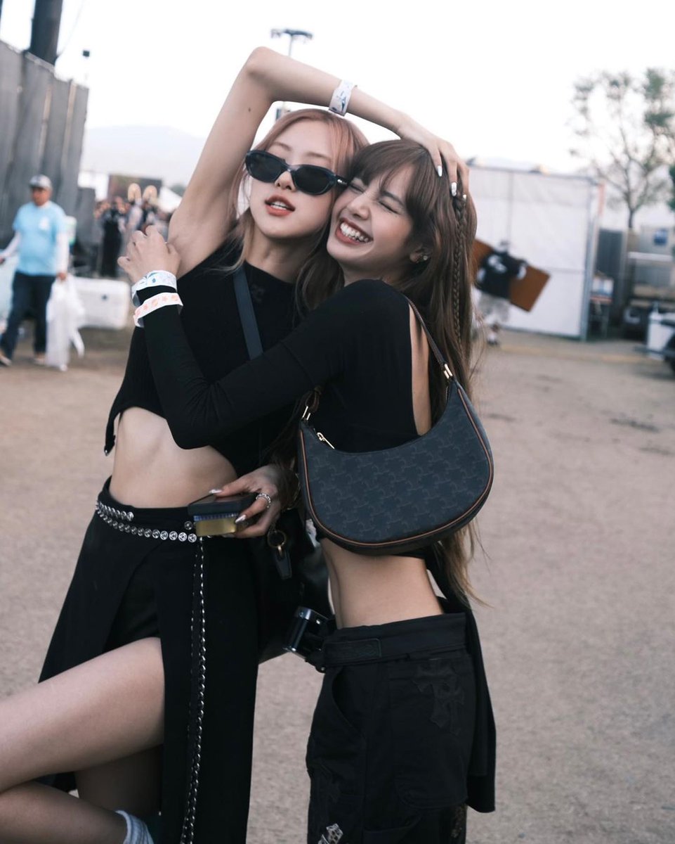 When they matched their outfits. 🖤 #Chaelisa