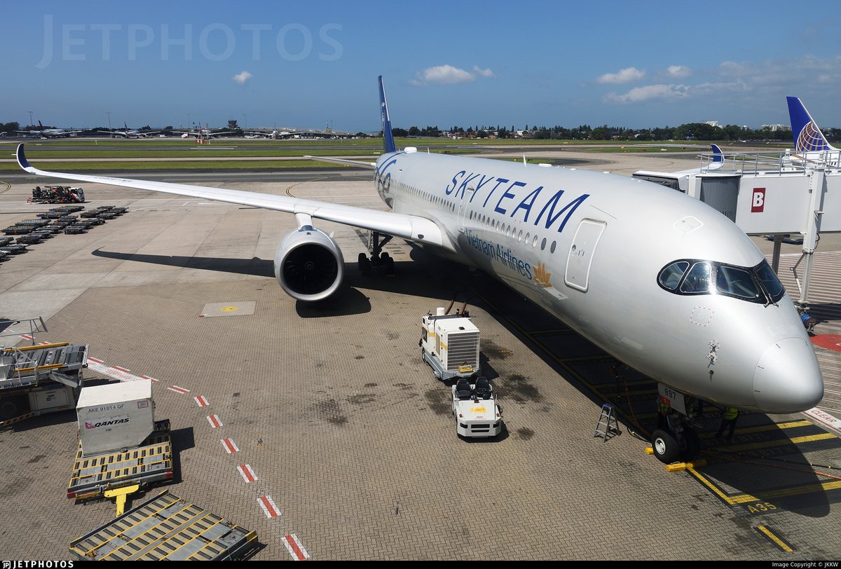 JetPhotos's tweet photo. A Vietnam Airlines A350 in Sky Team livery in Sydney. https://t.co/NV0L3Qjgfb © JKKW https://t.co/6UgsVHqX5u