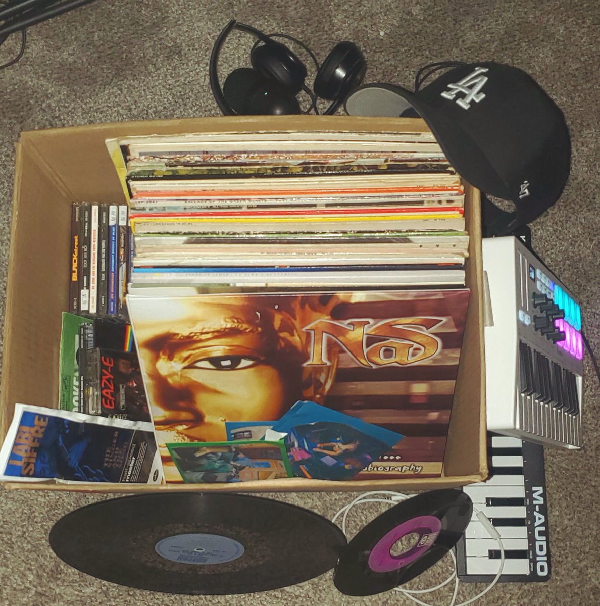 TheConstantCrew's tweet photo. Check Out @Retr0sdf New Beat Tape
"Vinyl Box (Exp. Beat Tape, Vol. 2)"
ON ALL PLAT NOW 
https://t.co/yQxD6H5ttq https://t.co/qskyeMLgMG