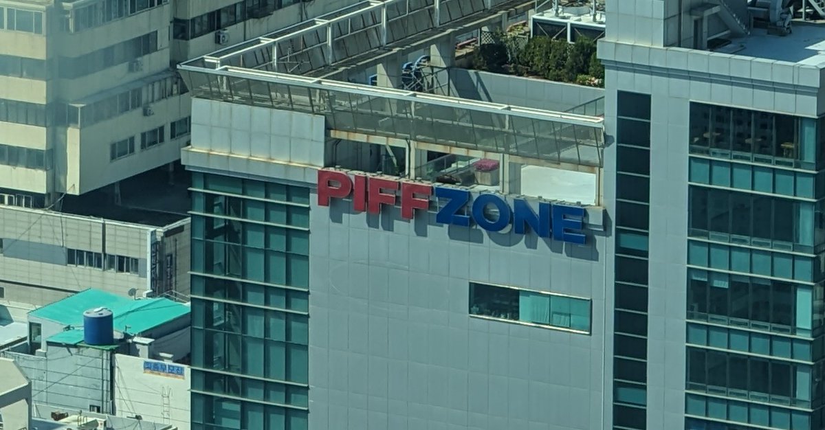 AmyG2G's tweet photo. I was in South Korea the other day and found out where dragons come from. https://t.co/3kwlLp0mdn