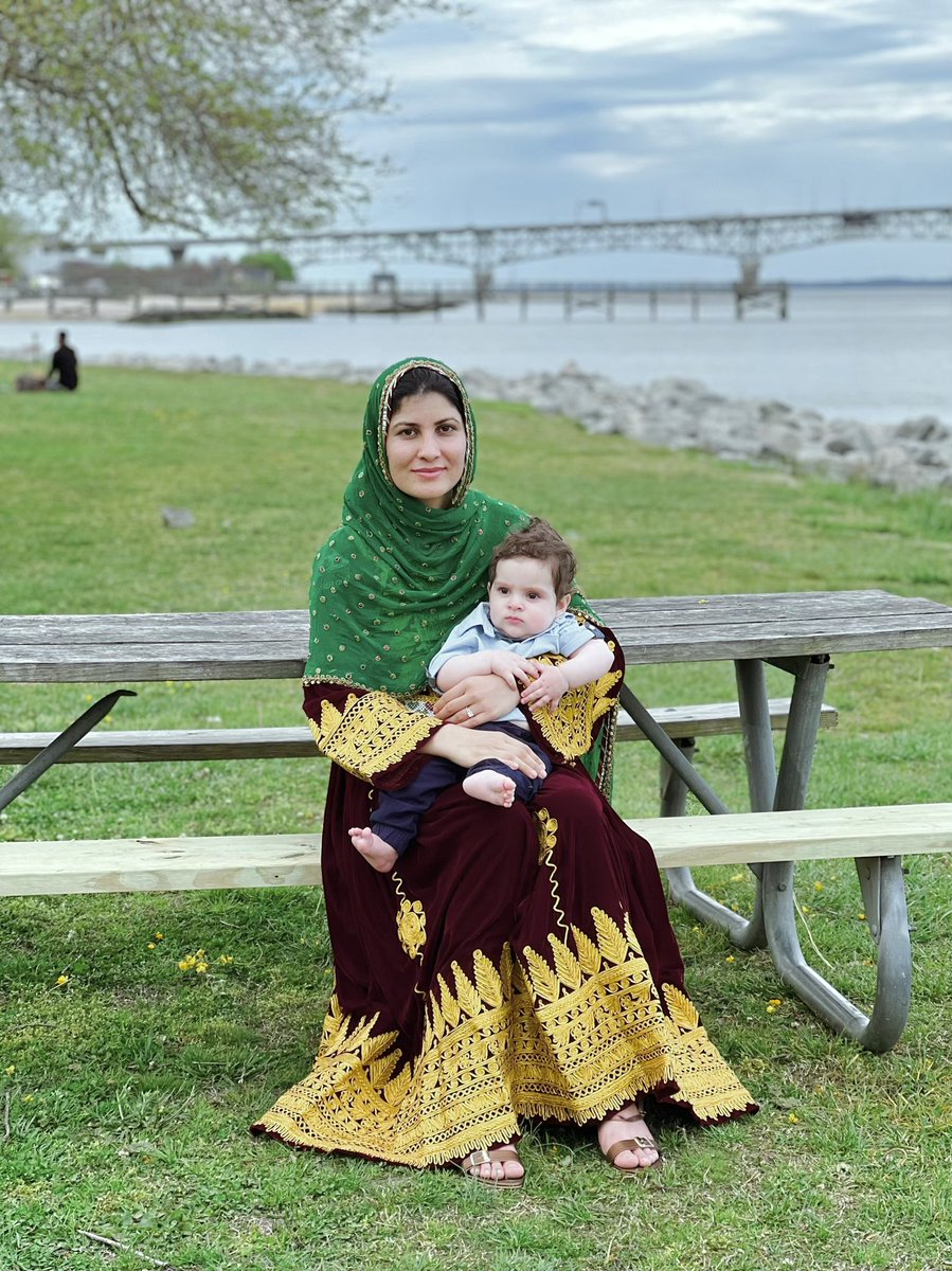 بچیه پاڅه پیشلمی دی!
پدغه غږ پسې غوږونه ګرځومه. 
تېر اختر مبارک.