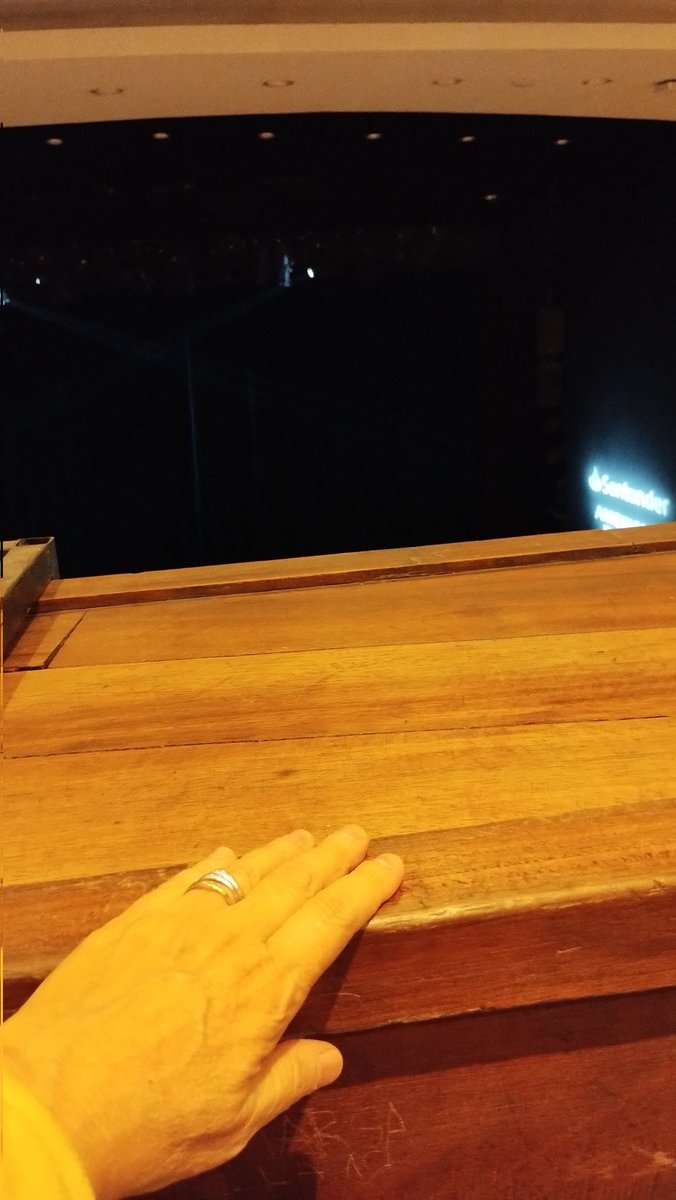 aleferreiro_psi's tweet photo. MEJOR DECIRLO: Amigos, no saquen 1ra fila en el pulman de la Sala P. Neruda porque no se ve NADA. Hay que estar toda la función inclinado hacia adelante. Que no te pase. No se disfruta. #mejornodecirlo #paseolaplaza #cuidatequerete #ojitoojete #mercedesmoran #imanolarias https://t.co/IHYSTzeV7U