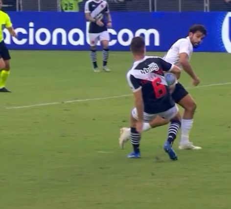 Oledobrasil's tweet photo. Sem clubismo: os dois pênaltis mais absurdos não marcados nos últimos anos envolveram o Grêmio. https://t.co/oqiqKMp8mI