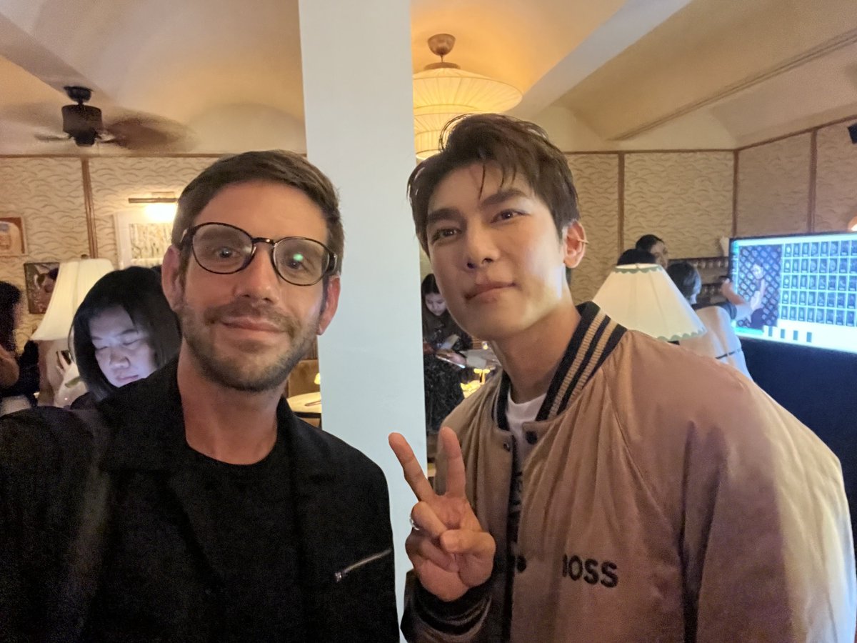 WritingByMatt's tweet photo. Another #TPOP artist that I’ve grown to know over years is @MSuppasit. Similar to others, his passion for the work is unstoppable and his fans are also amongst my favorite. 

In short: Mew does it all. 

#MewSuppasit #มิวศุภศิษฏ์ https://t.co/2fEHdlhsYG