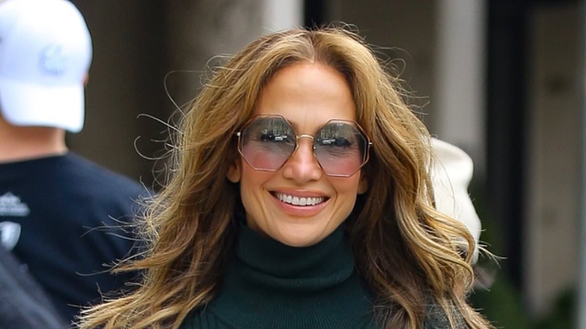 Jennifer Lopez flashes tummy as she heads to lunch date with husband Ben Affleck's best friend Matt Damon and wife Luciana Barroso in New York City trib.al/hxI10hm