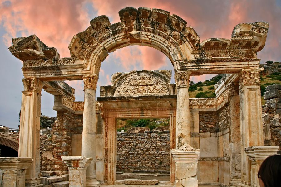 OneNationTravel's tweet image. Step back in time with our Ephesus tour! Explore ancient ruins, marvel at the Library of Celsus, and walk through history where philosophers once roamed. Don&apos;t miss out on this journey to the past.

👉 Read More at onenationtravel.com/package-catego…

#Ephesus #LibraryofCelsus