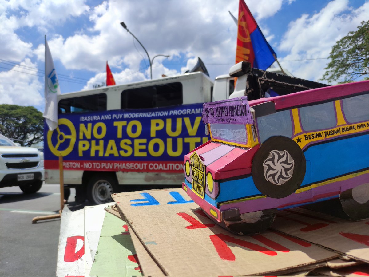 'Transport strike para sa kabuhayan, karapatan, at kinabukasan' Sinimulan na ng mga jeepney driver at operator ang kanilang transport strike laban sa papalapit na April 30 deadline ng franchise consolidation alinsunod sa PUV Modernization Program. Nagtipon ang mga tsuper sa UP…