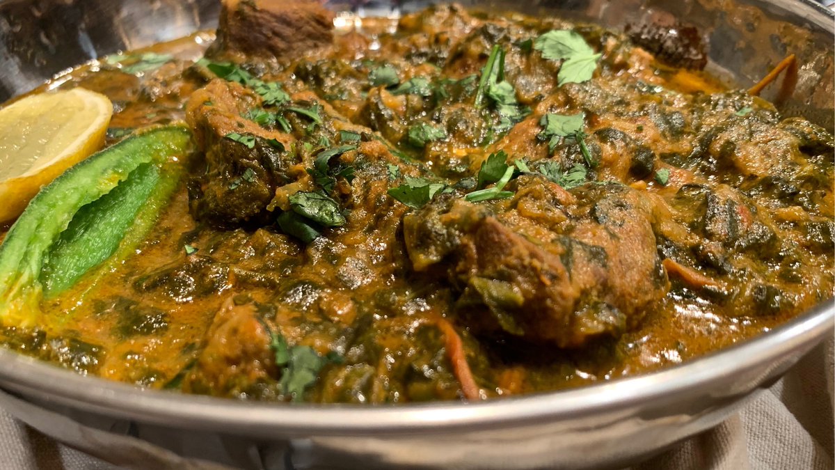 パキスタン🇵🇰「パラク・ゴーシュト」

パキスタン料理は肉を多く使うので、ほうれん草のカレーであれば、チーズを使う「パラク・パニール」よりも、羊肉が入った「パラク・ゴーシュト」のほうが人気があります。羊肉を香辛料とともにしっかりと炒める、ブーナというプロセスが大切です🌶️

#パキスタン