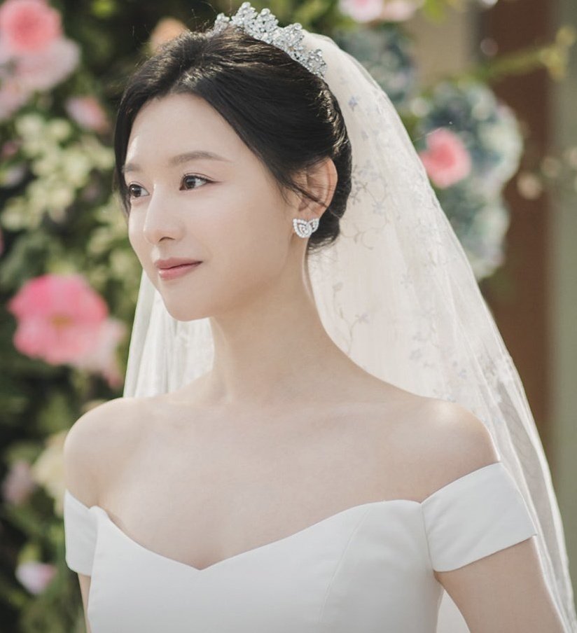 'i got to wear a tuxedo, she got to wear a dress. we also got to walk down the aisle' those words from soohyun had me giggling and kicking my feet wdym his fave is filming the wedding scene 😭

#QueenOfTears #KimJiWon #KimSooHyun