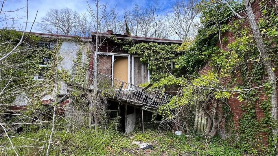 Exploring an Abandoned House & Paper Mill Ruins in the Pine Barrens - New Jersey 

#AbandonedNewJerdry #AbandonedNJ #Abandonedhouse #Abandonedplaces #Urbex

Video link - m.youtube.com/watch?v=nq9Yfy…