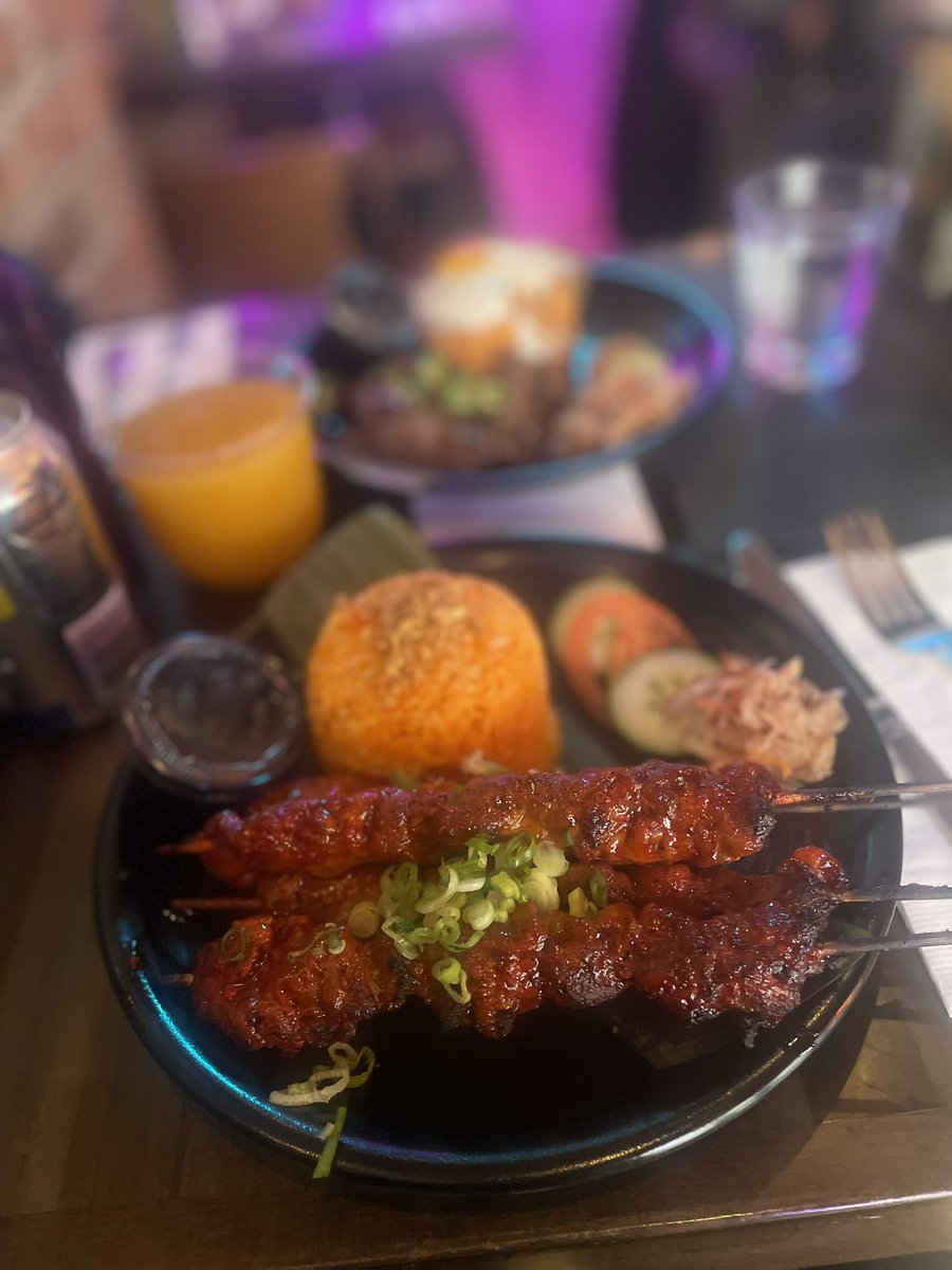 alolansoleil's tweet photo. tried Filipino food for the first time with @arminsannie … it was just as good as I imagined https://t.co/fZ79cW48xN